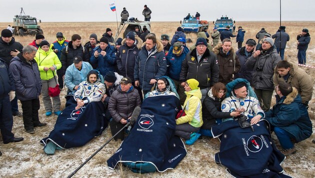 Die Russen Michail Kornijenko, Sergej Wolkow und ihr US-Kollege Scott Kelly nach der Landung (Bild: APA/AFP/NASA/BILL INGALLS)