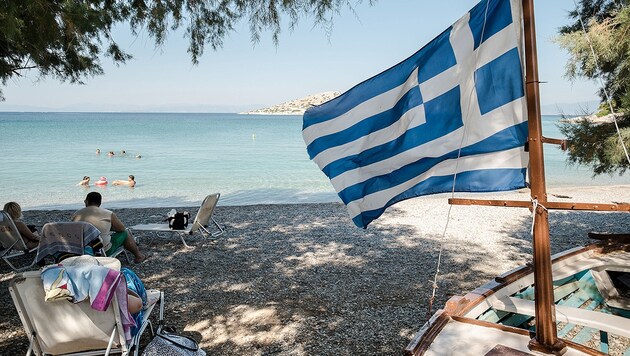 Ein Bild aus besseren Zeiten: Urlauber auf der Insel Salamis nahe Athen (Bild: AFP)