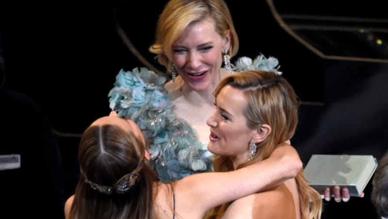 Brie Larson herzt Cate Blanchett und Kate Winslet. (Bild: Chris Pizzello/Invision/AP)