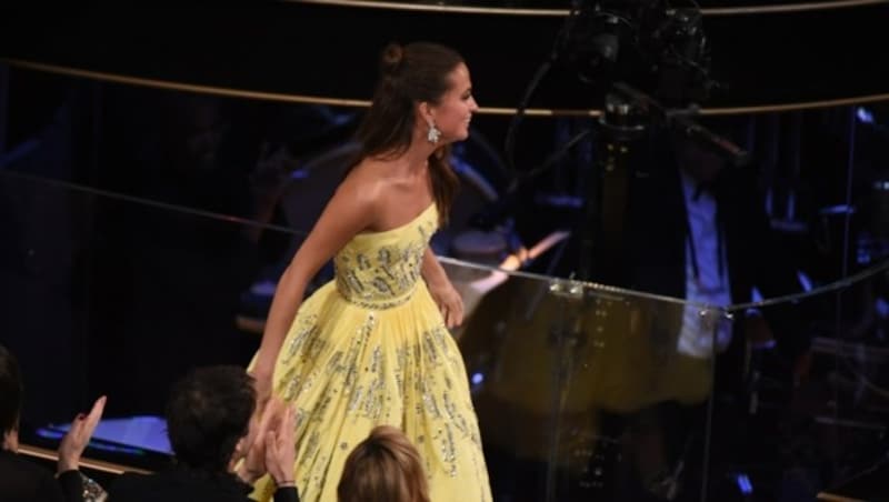 Alicia Vikander holt sich ihre Trophäe ab. (Bild: APA/AFP/MARK RALSTON)