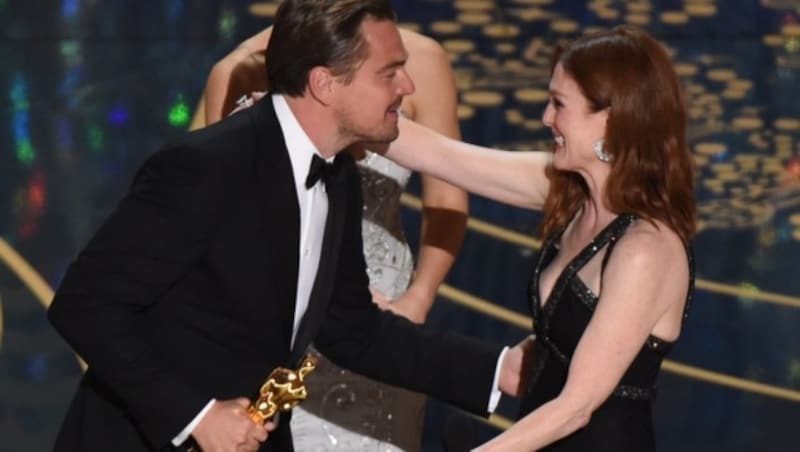 Leonardo DiCaprio wird von Julianne Moore geherzt. (Bild: APA/AFP/MARK RALSTON)