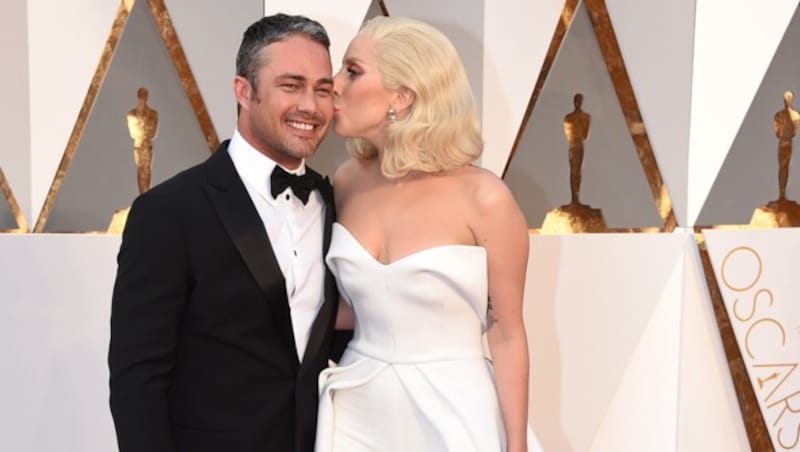 Lady Gaga knutscht Taylor Kinney. (Bild: Jordan Strauss/Invision/AP)