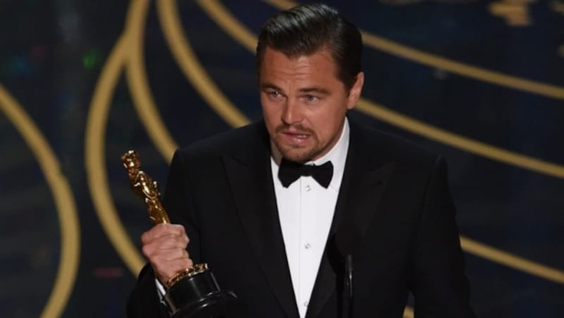 Leonardo DiCaprio darf endlich einen Oscar mit nach Hause nehmen. (Bild: APA/AFP/MARK RALSTON)