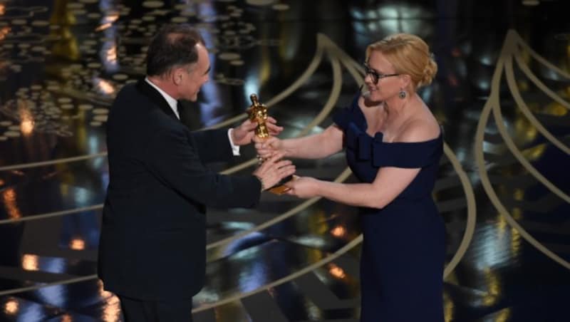 Patricia Arquette überreicht Mark Rylance den Oscar. (Bild: Chris Pizzello/Invision/AP)