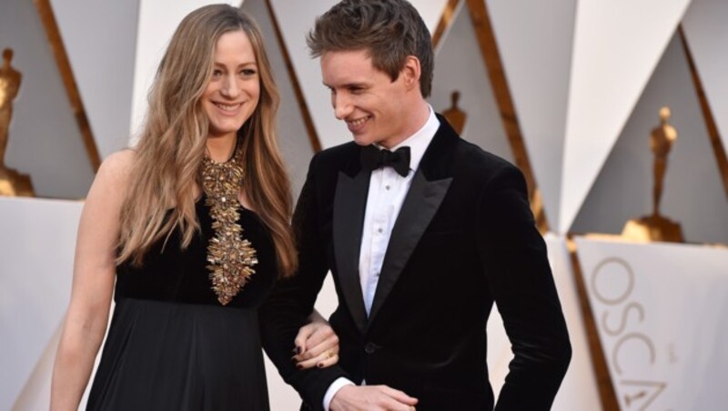 Eddie Redmayne mit Hannah Bagshawe (Bild: Jordan Strauss/Invision/AP)