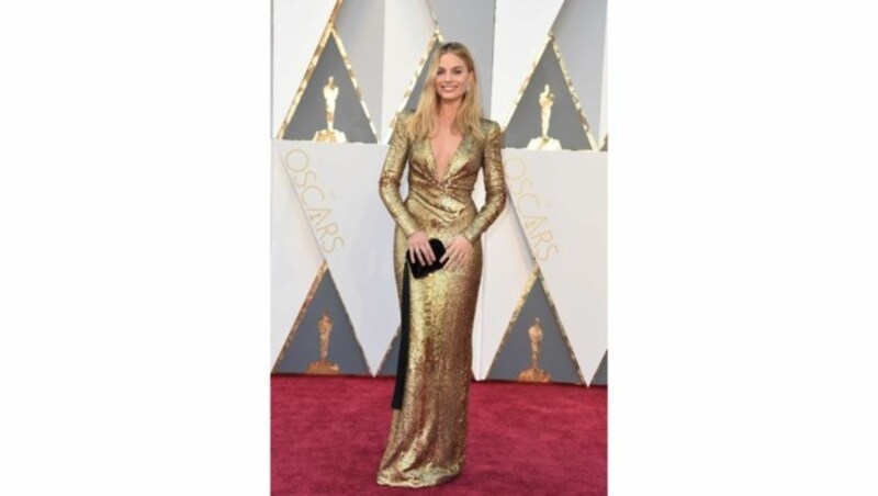 In ihrer goldenen Robe von Tom Ford machte Margot Robbie der Oscarstatue Konkurrenz. (Bild: APA/AFP/VALERIE MACON)