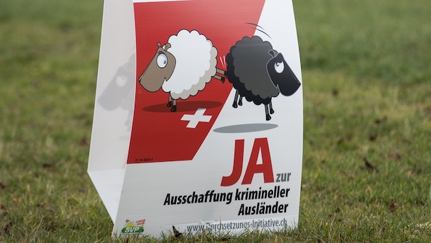 Mit solchen Sujets warb die Schweizerische Volkspartei für ihr Anliegen. (Bild: APA/Keystone/Peter Schneider)