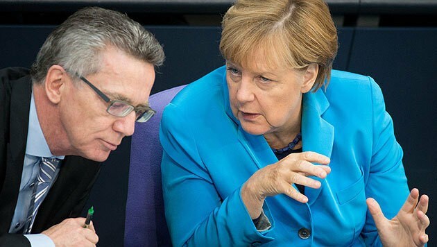 Ex-Innenminister Thomas de Maiziere mit Kanzlerin Angela Merkel (Bild: APA/dpa/Kay Nietfeld)