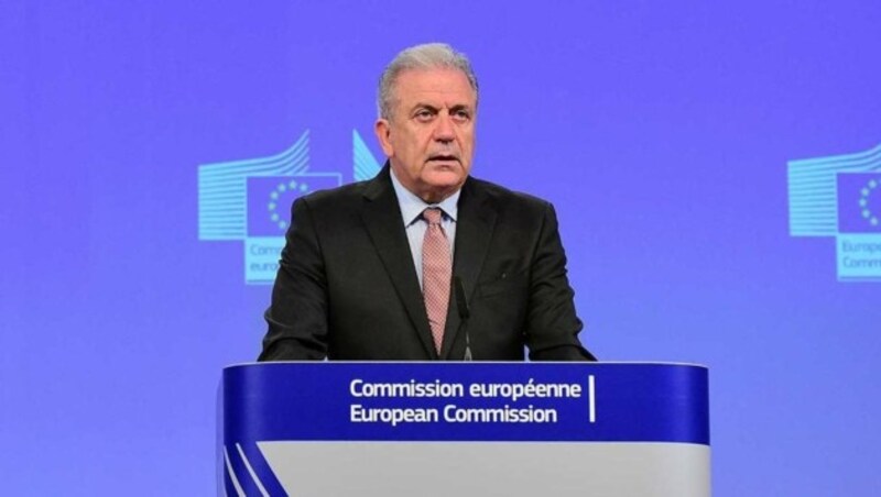 EU-Migrationskommissar Avramopoulos schreibt wirre Briefe, hat aber keine Lösung. (Bild: APA/AFP/Emmanuel Dundand)