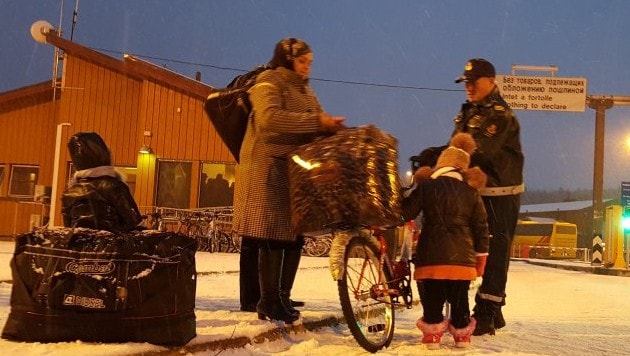 Immer mehr Flüchtlinge überqueren jetzt mit dem Fahrrad die norwegisch-russische Grenze. (Bild: Twitter.com)