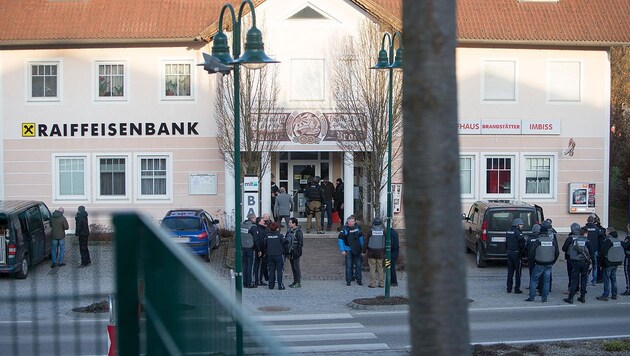 Zahlreiche Beamte in schusssicheren Westen umstellten die leere Bankfiliale. (Bild: Daniel Scharinger)