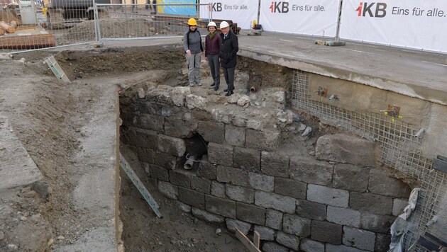 Die bei Bauarbeiten entdeckten der Überreste der mittelalterlichen Innbrücke (Bild: IKB/Zeitungsfoto.at/Daniel Liebl)