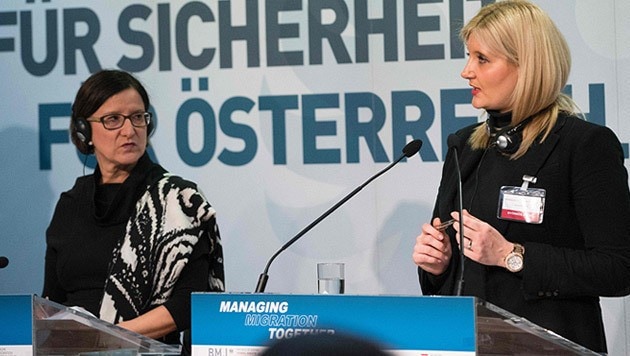 Innenministerin Johanna Mikl-Leitner mit ihrer slowenischen Amtskollegin Vesna Györkös Znidar (Bild: APA/AFP/JOE KLAMAR)