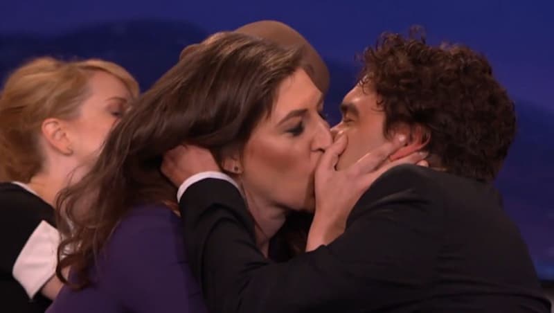 Mayim Bialik und Johnny Galecki knutschen im TV. (Bild: YouTube.com)