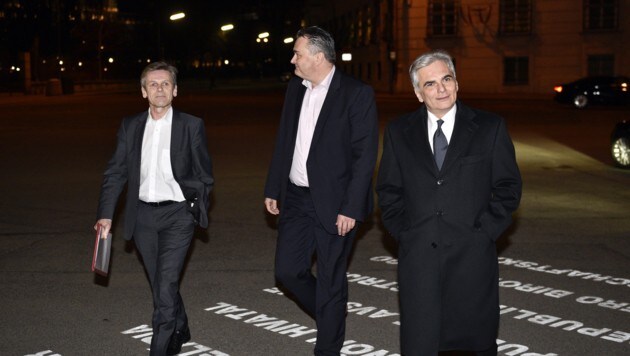 Kanzleramtsminister Ostermayer, Verteidigungsminister Doskozil und Kanzler Faymann vor der Hofburg (Bild: APA/HANS PUNZ)