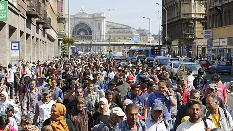 Flüchtlinge in den Straßen von Budapest (Bild: AP)