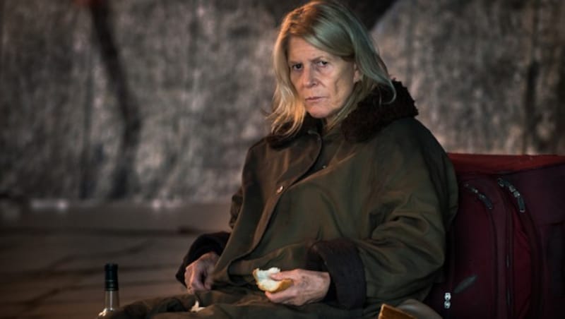 Christiane Hörbiger in "Auf der Straße" (Bild: ARD Degeto/Svenja von Schultzend)