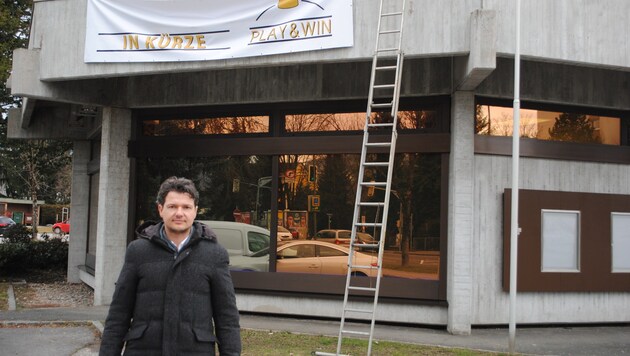 Der Villacher Stadtrat Peter Weidinger vor dem künftigen Glücksspielcasino in der Ossiacher Zeile (Bild: Wallner)