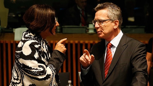 Innenministerin Johanna Mikl-Leitner mit ihrem deutschen Amtskollegen Thomas de Maiziere (Bild: EPA)