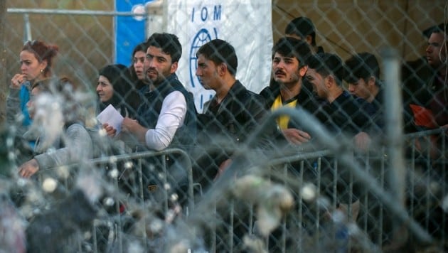 Flüchtlinge an der griechisch-mazedonischen Grenze (Bild: APA/AFP/ROBERT ATANASOVSKI)