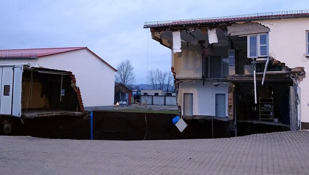Gebäudeteile sind wortwörtlich vom Erdboden verschluckt worden. (Bild: APA/Landkreis Nordhausen/Jessica Piper)