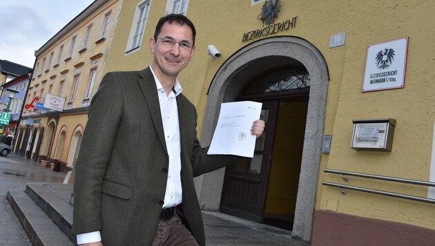 Bürgermeister Adolf Rieger vor dem Bezirksgericht: Damals hing die Tafel noch über dem Briefkasten. (Bild: Wolfgang Weber)