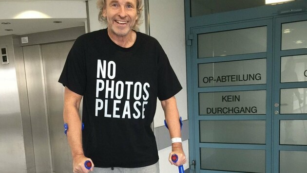 Thomas Gottschalk braucht wegen einer Knieverletzung Krücken. (Bild: twitter.com/RTL)