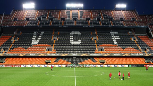 Keine Sorge, bis zum Anpfiff ist die Tribüne im Mestalla-Stadion wohl nicht mehr leer! (Bild: GEPA)