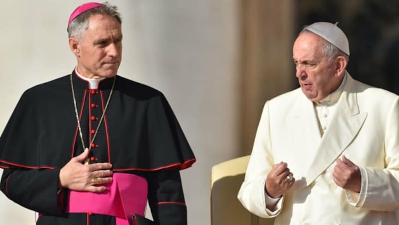 Erzbischof Georg Gänswein bei einer Messe mit Papst Franziskus (Bild: APA/AFP/Vincenzo Pinto)