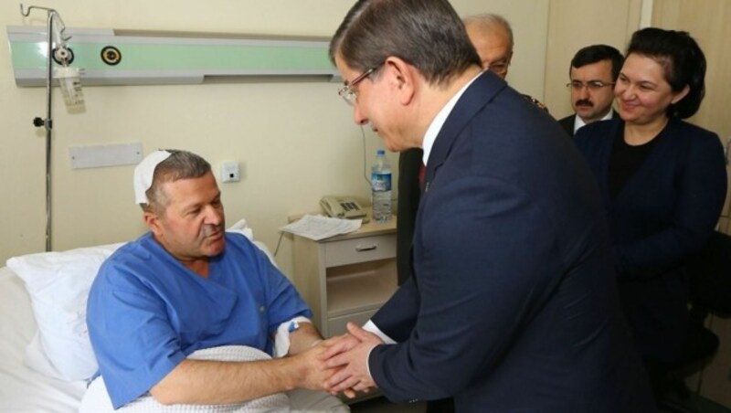 Premierminister Ahmet Davutoglu besuchte die Verletzten des Ankara-Anschlags im Spital. (Bild: APA/AFP/TURKISH PRIME MINISTER/HAKAN GOKTEPE)