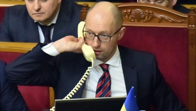 Premier Arseni Jazenjuk gerät zunehmend unter Druck. (Bild: APA/AFP/SERGEI SUPINSKY)