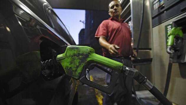 Tanken in Venezuela wird erstmals seit 20 Jahren teurer. (Bild: APA/AFP/JUAN BARRETO)