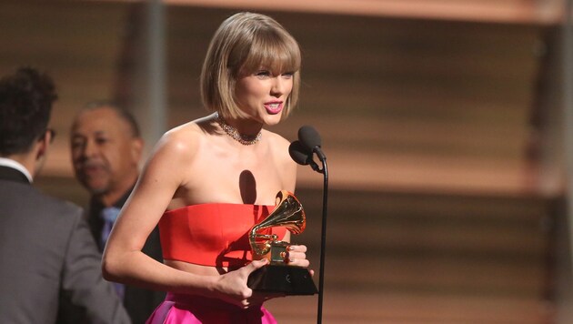 Taylor Swift nach dem Gewinn ihres Grammys (Bild: Matt Sayles/Invision/AP)
