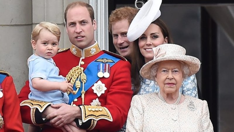 Prinz George, Prinz William, Prinz Harry, Kate und die Queen (Bild: APA/EPA/FACUNDO ARRIZABALAGA)