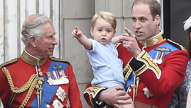 Prinz George mit Großvater Charles und Papa William (Bild: APA/EPA/FACUNDO ARRIZABALAGA)