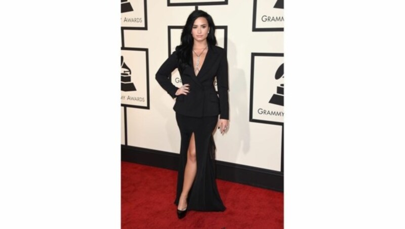 Auch Demi Lovato zeigte Dekolleté und Bein. (Bild: Jordan Strauss/Invision/AP)