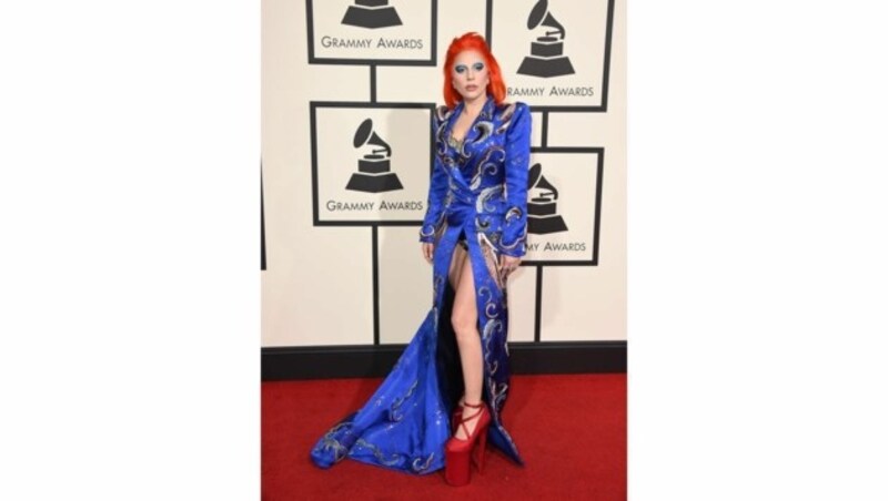 Lady Gaga ließ in ihrem von David Bowie inspirierten Outfit ihr Höschen blitzen. (Bild: Jordan Strauss/Invision/AP)