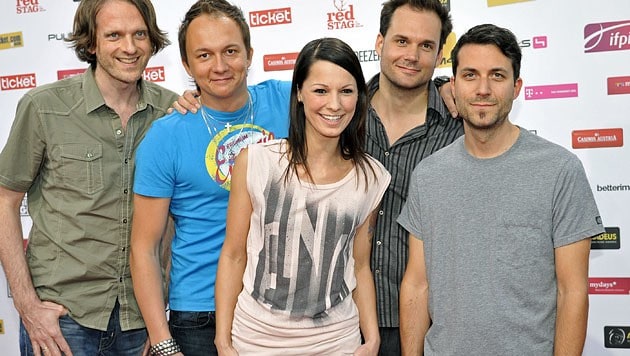 Christina Stürmer mit ihrer Band - und ihrem Freund Oliver Varga (ganz rechts) (Bild: APA/Hans Punz)