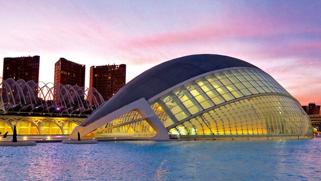 Valencias modernes Wahrzeichen: die Freizeitoase mit 3D-Kino und Oper (Bild: Karl Grammer)