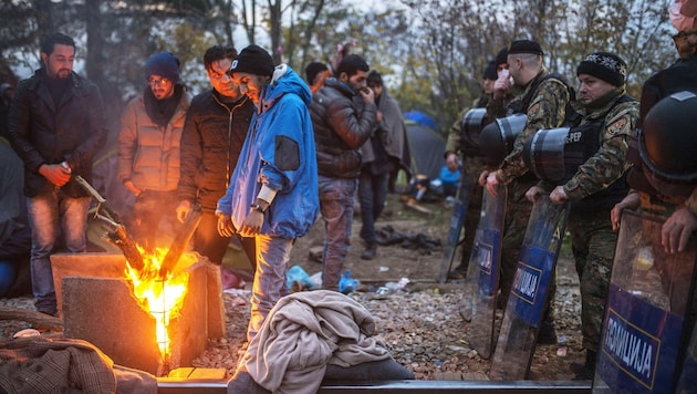 Flüchtlinge an der griechisch-mazedonischen Grenze (Bild: APA/AFP/ROBERT ATANASOVSKI)