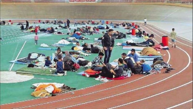 Im Dusika-Stadion wurden Sportgeräte abgebaut. Bis zu 2.000 Flüchtlinge können hier übernachten. (Bild: Gerhard Bartel)