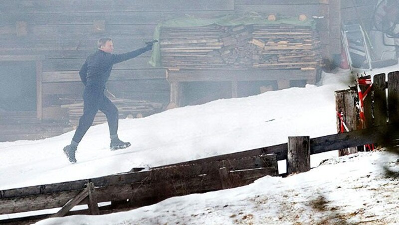 Bond-Darsteller Daniel Craig mit Pistole im Anschlag bei den Dreharbeiten in Obertilliach (Bild: APA/EXPA/JOHANN GRODER)