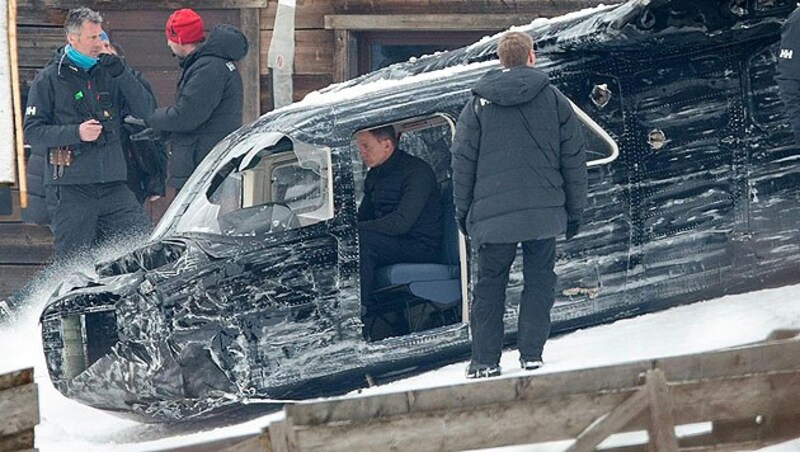 Bond-Darsteller Daniel Craig (im Flugzeug sitzend) bei den "Spectre"-Dreharbeiten in Osttirol (Bild: APA/EXPA/JOHANN GRODER)