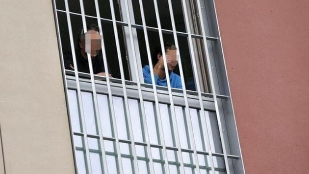Sechs Terror-Verdächtige sitzen derzeit in Puch ein, meterhohe Zäune dienen als Schutz. (Bild: Markus Tschepp)