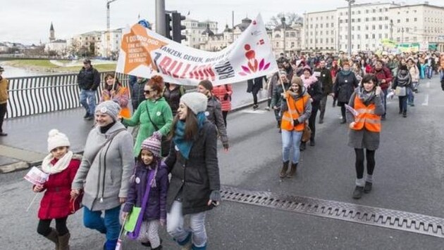Hunderte Frauen zogen bei der Demonstration durch die Stadt. (Bild: Neumayr/Leo)