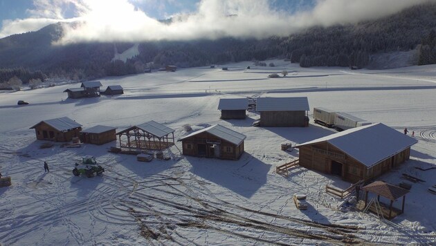 Am Weißensee wurde für den "Servus"-Alpenpokal ein kleines Dorf errichtet. Die Show kann beginnen! (Bild: Servus TV)