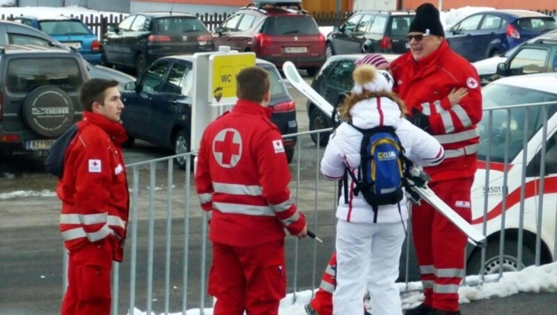 Die Einsatzkräfte kümmerten sich um die Urlauber. (Bild: APA/ROBERT JAEGER)