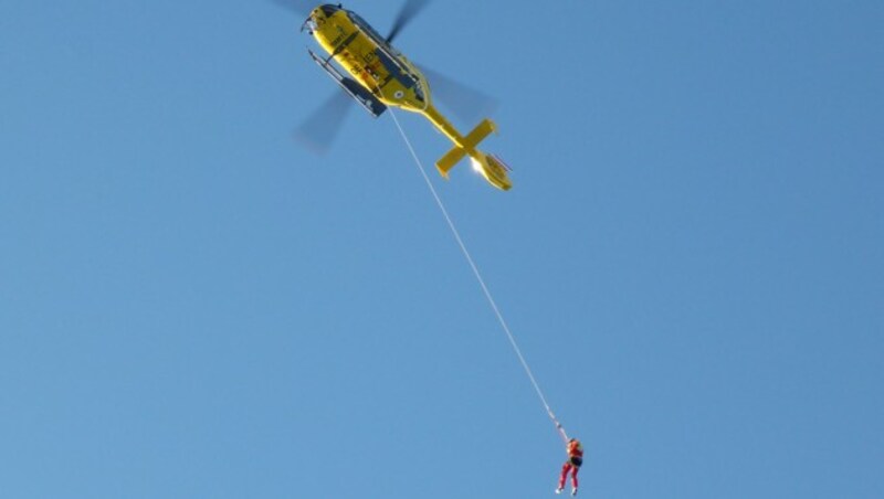 Die Menschen wurden mit Seilen teils von Helikoptern geborgen. (Bild: APA/ROBERT JAEGER)