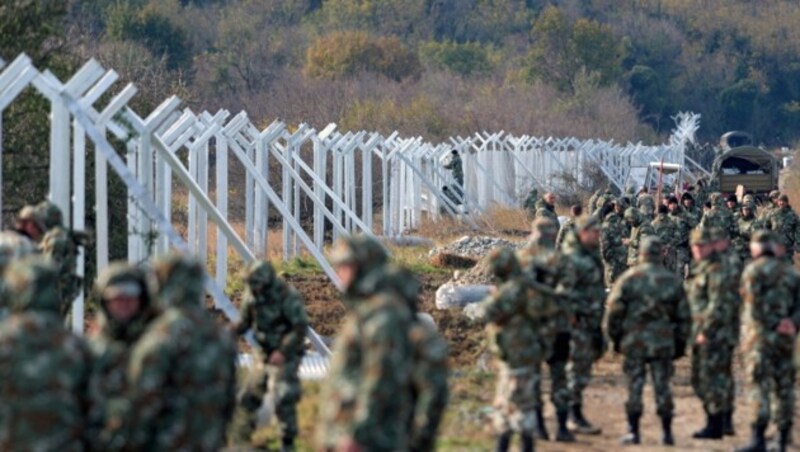 Mazedoniens Militär beim Bau des Grenzzaunes zu Griechenland (Bild: APA/EPA/NAKE BATEV)