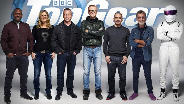 Das neue Team von "Top Gear": Reid, Schmitz, LeBlanc, Evans, Harris, Jordan und "The Stig" (v.l.) (Bild: Twitter.com/BBC)